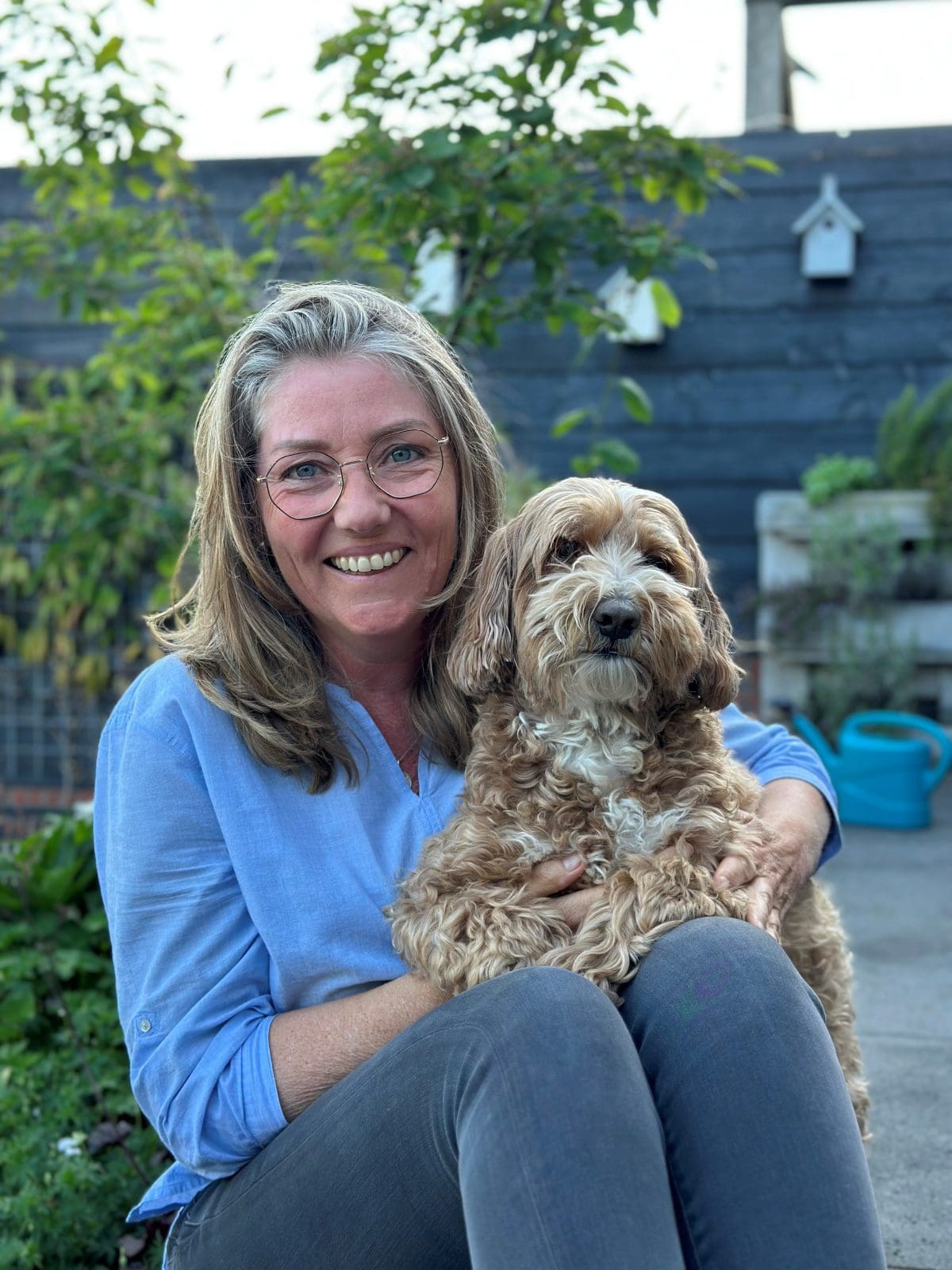 Foto van Marion Zootjes eigenaresse van Praktijk Vitalife in haar eigen tuin in Vinkeveen.